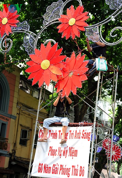 Sparkling Hanoi celebrating Liberation Day - ảnh 2